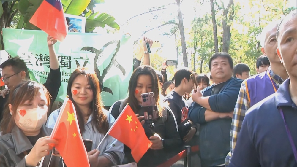 中生團訪清大　學生舉旗抗議！蕭旭岑稱「1450跟側翼」