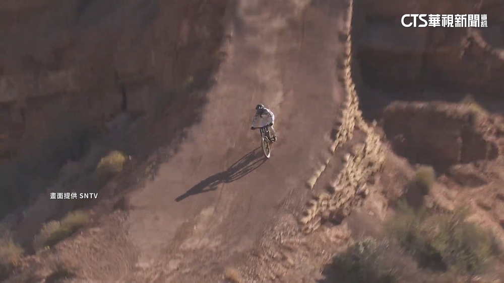 驚險一瞬間！　山地自行車競賽衝下懸崖後空翻