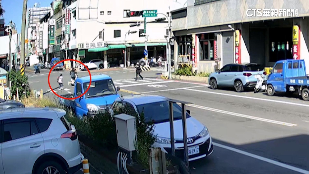 小姊妹放學過馬路　騎士闖紅燈撞飛11歲女童