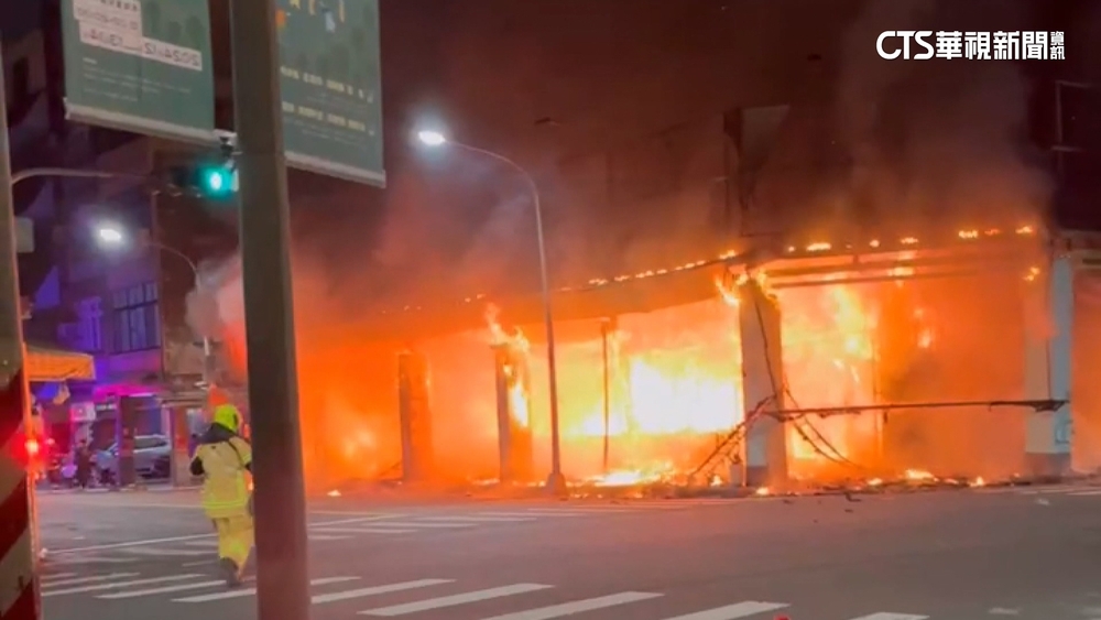 高雄市深夜火警！　化妝用品店竄火全面燃燒