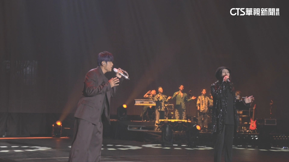 二姊江蕙驚喜現身！　與周董合飆「菊花台」嗨翻全場