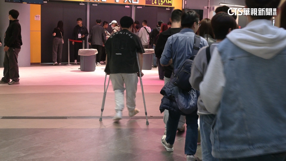 就算骨折也要看！　周杰倫鐵粉入場拄拐杖衝第一