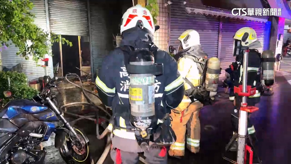 高雄透天民宅深夜火警！　屋主滅火不成急逃生