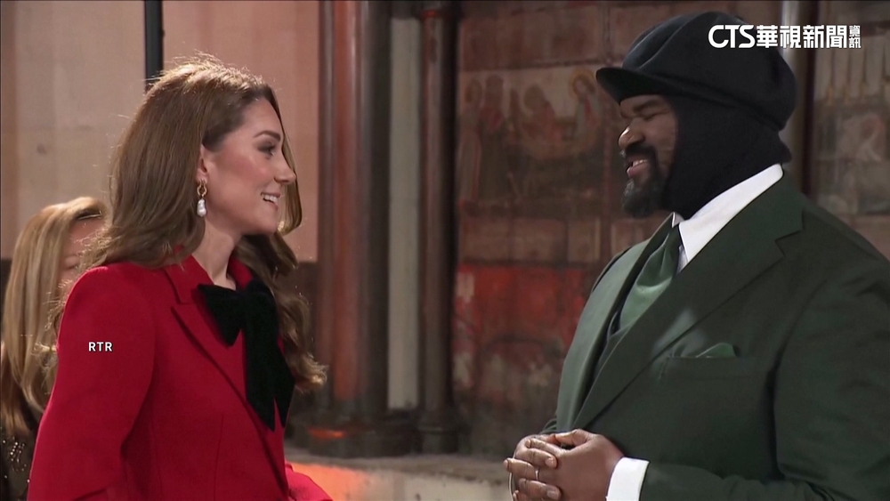 凱特王妃抗癌後現身耶誕活動　穿著紅色大衣氣色好