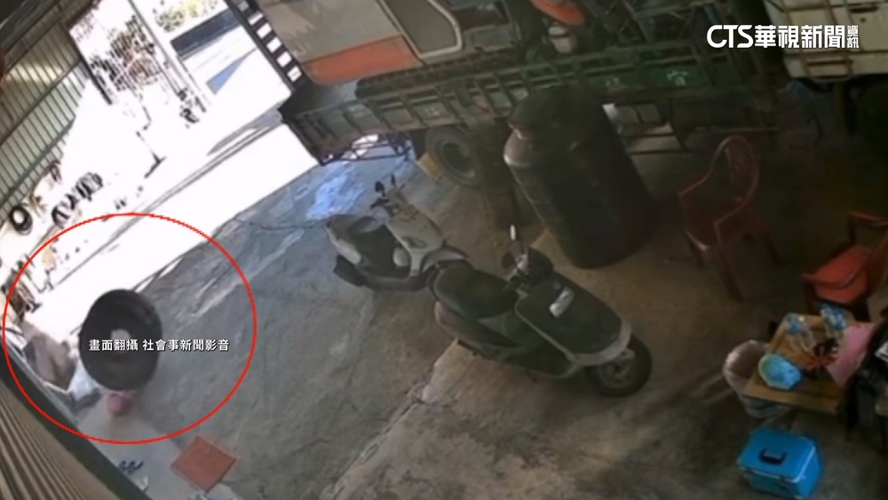 路口驚見「暴走輪胎」　疑卡車掉胎撞進民宅