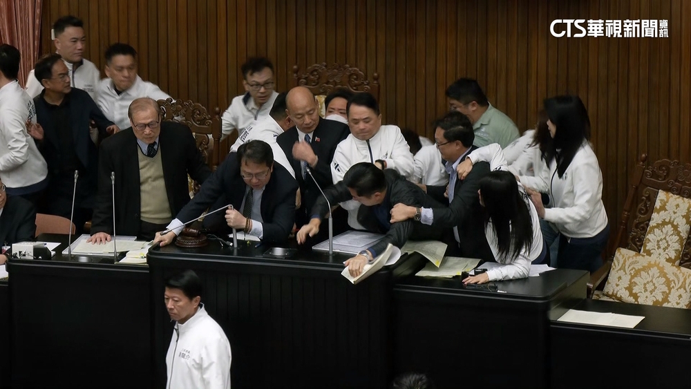 傅崐萁突襲排審選罷法　韓國瑜.藍委事前全不知