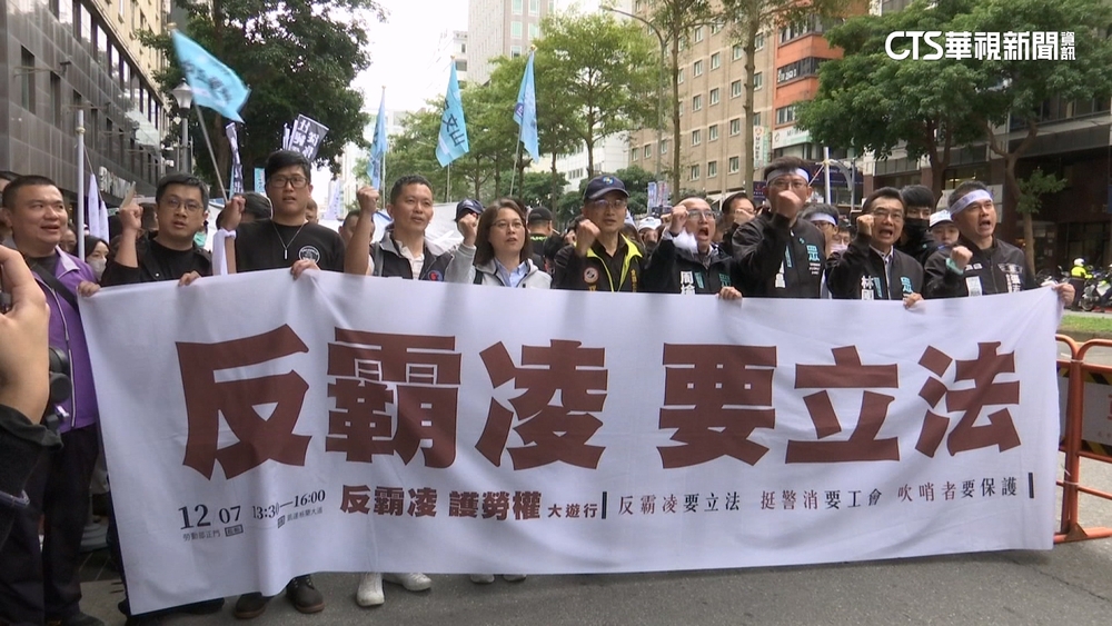 民眾黨反霸凌遊行赴凱道　黃國昌拿「功德箱」收陳情信