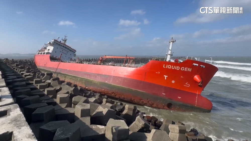 巴拿馬油輪流錨擱淺台中港　3人跳海1中國船員失蹤