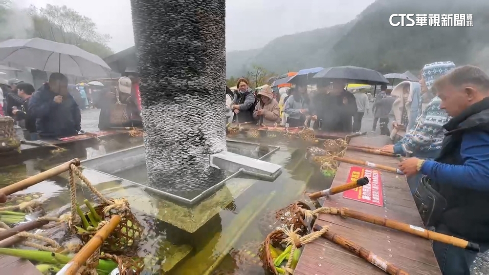 暖商機！宜蘭清水地熱湧人潮　基隆人大啖鍋燒麵