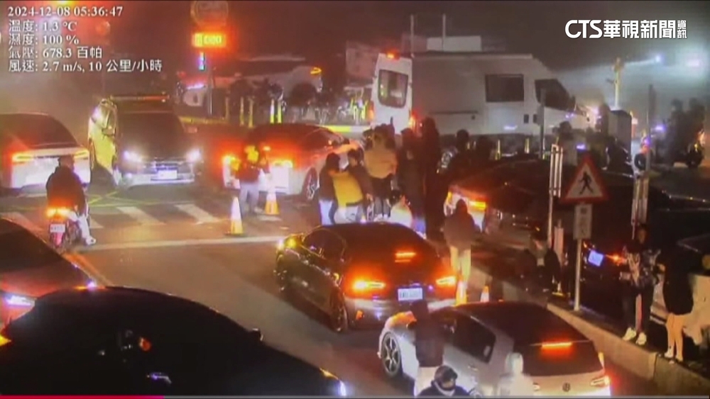 亂象！週末武嶺如「早市」　兩側全違停　車輛只好壓線過