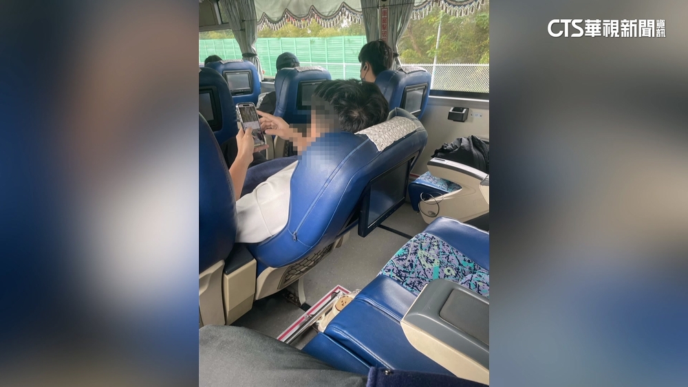 搭客運為「椅背」動氣　學生控不慎踢到遭乘客拳襲