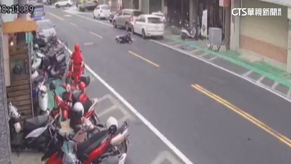 你累了嗎？　女子清晨開車疑恍神撞4車　行人遭殃