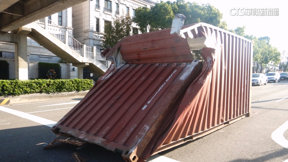 不知「車斗翹起」直直撞陸橋　貨櫃車駕駛最重罰1.8萬