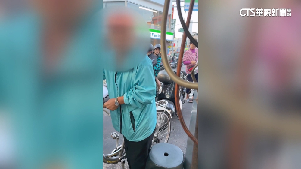 滷肉飯名店前停車擋路！阿伯遭勸離暴怒　抄單車攻擊