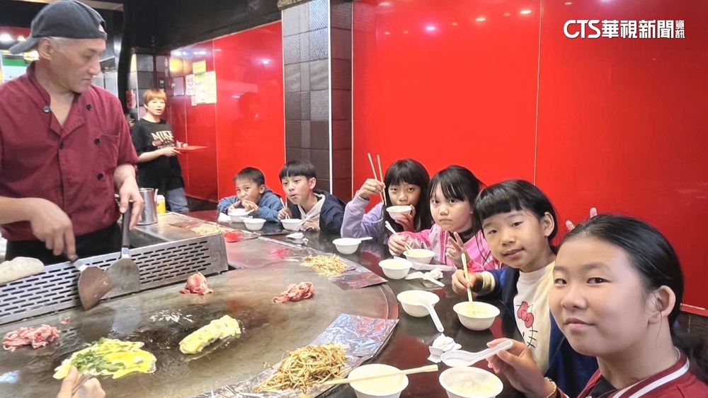暖哭！偏鄉師生台北吃鐵板燒　陌生情侶幫結帳