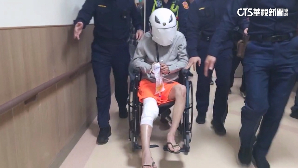 酒駕釀1死3傷　男上銬坐輪椅.3警抬進警局偵訊