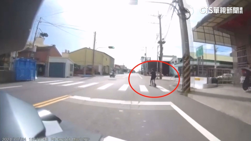 13歲騎電動滑板車左轉與機車碰撞　警：違規　已開罰