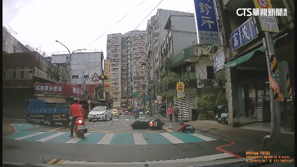 「號誌閃黃燈」婦過馬路被撞　律師：騎士肇責較大