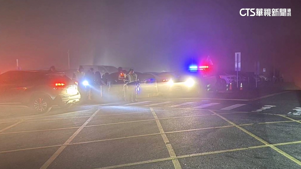 寒夜看流星雨！　武嶺人車擠爆　警大聲公驅違停