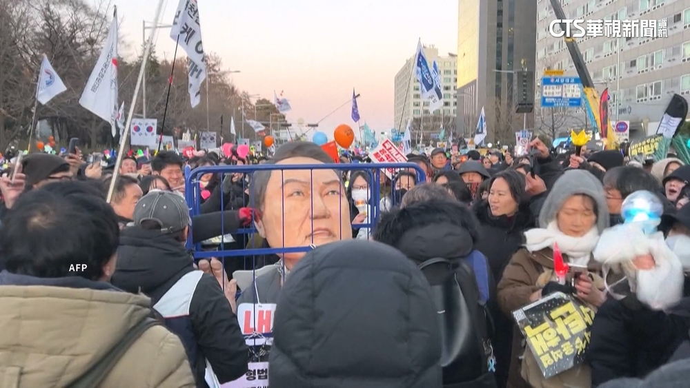 尹錫悅彈劾案通過　南韓國會外群眾唱歌狂歡