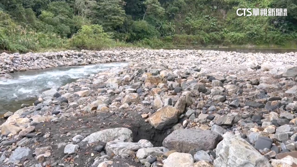 颱風肆虐！宜蘭野溪芃芃溫泉變河流　遊客撲空