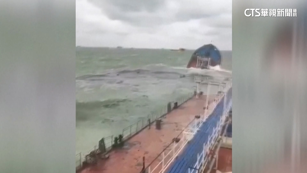 俄油輪遇暴風雨斷兩截！漏油污染克赤海峽
