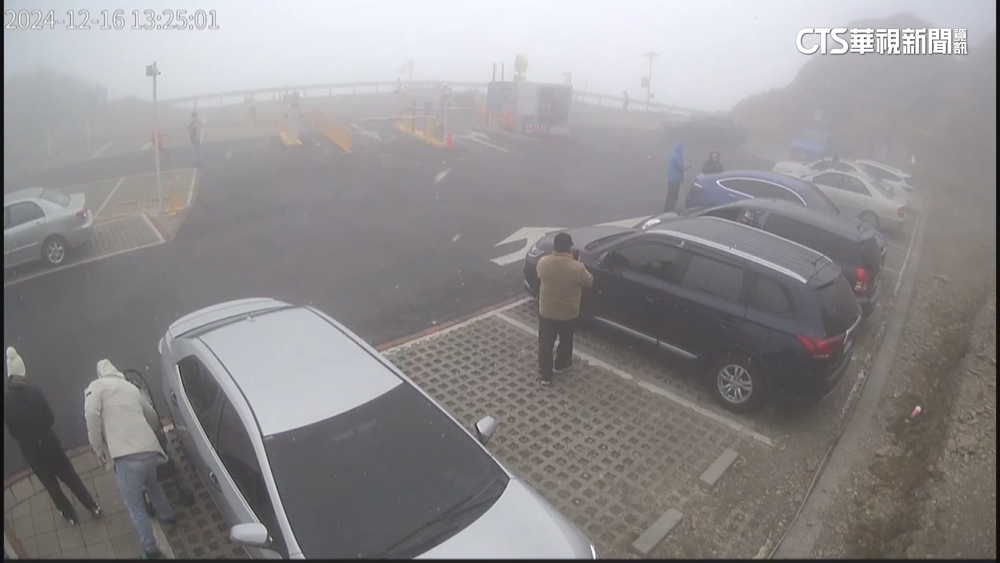 入冬迎初雪！　合歡山「雪夾霰」　雪霸國家公園降冰霰