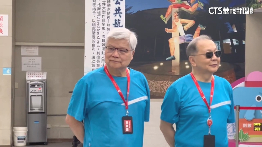 大老闆隨扈學！台積電魏哲家疑被拍到「隻身等車」