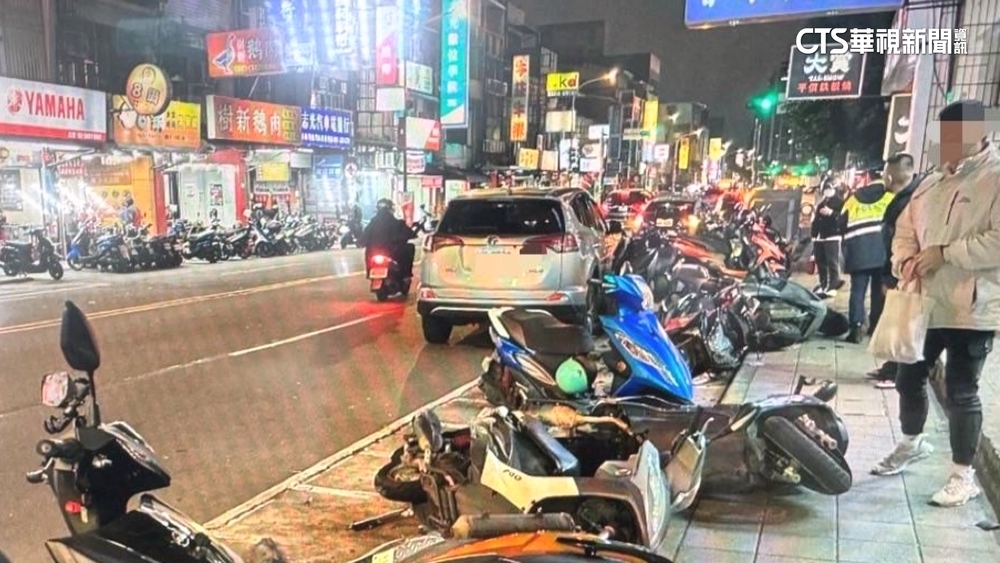 疑精神不濟休旅車連撞10機車　騎士遭撞飛險遭輾