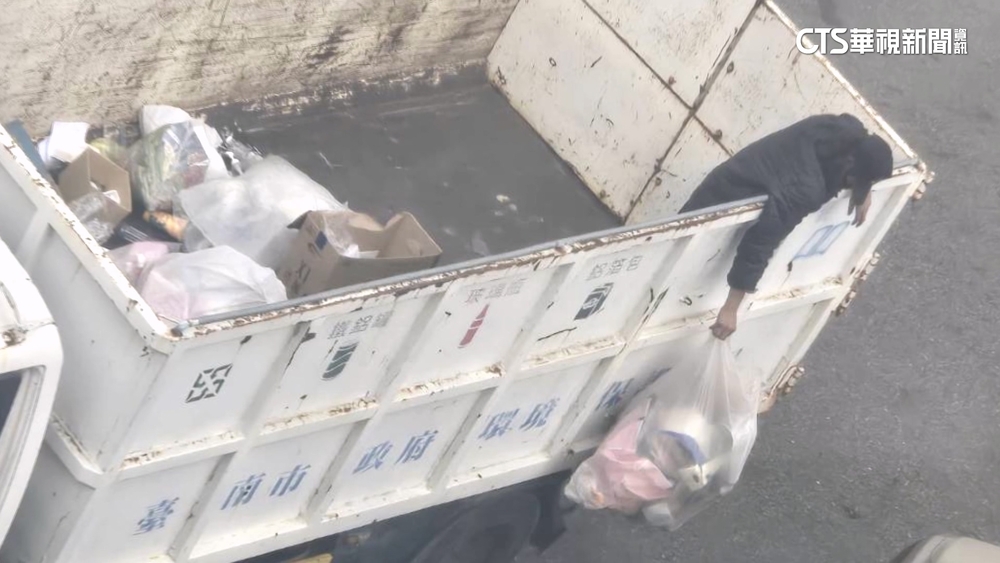 台南停車場淪回收場？住戶氣炸難接受　遭控男子：被抹黑