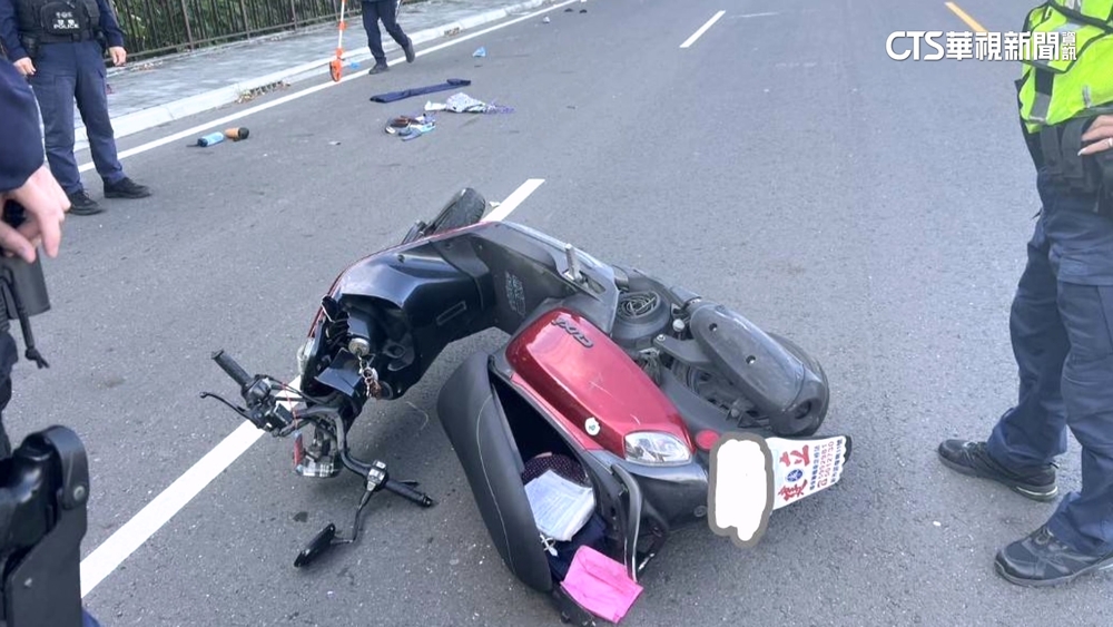 機車雙載自撞電桿　重摔滑行母死兒命危