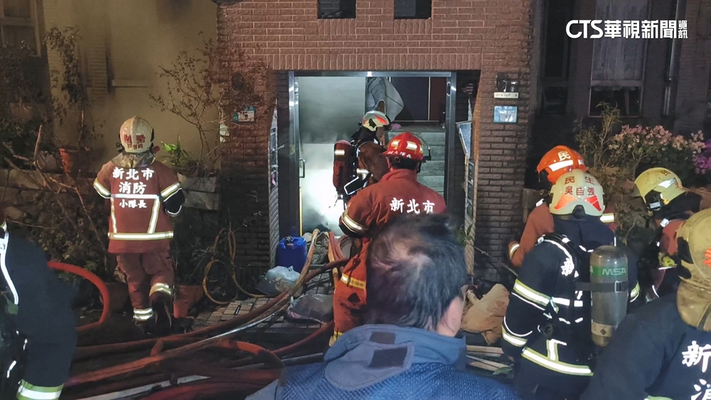 新北透天厝清晨燒大火　夫妻與愛犬一度受困