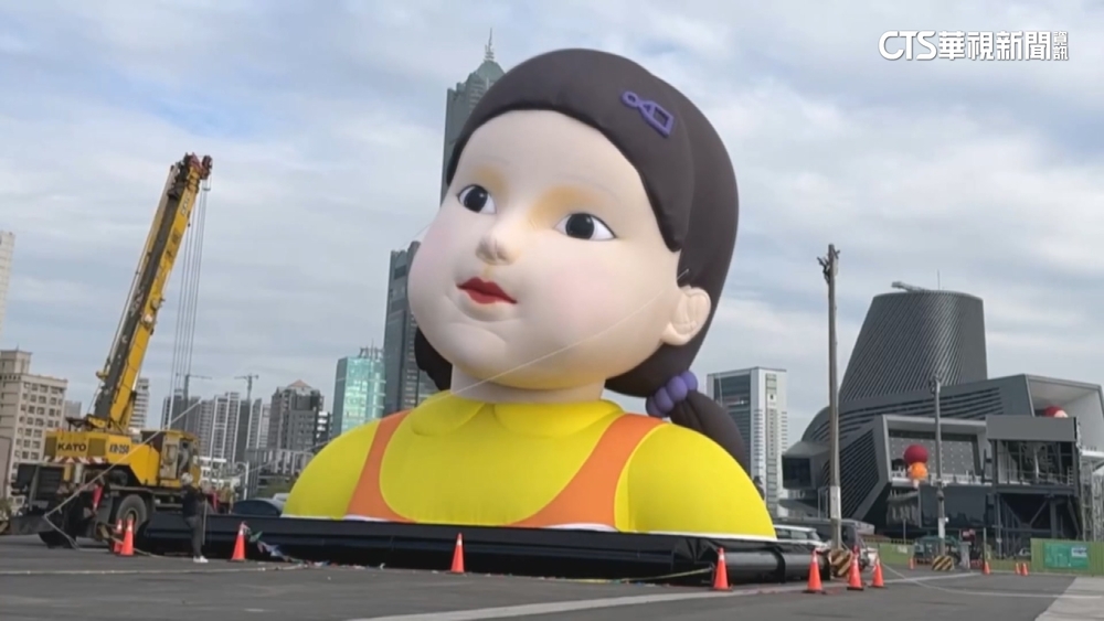 魷魚遊戲巨型「英熙娃娃」高雄充氣　吸引遊客搶拍照