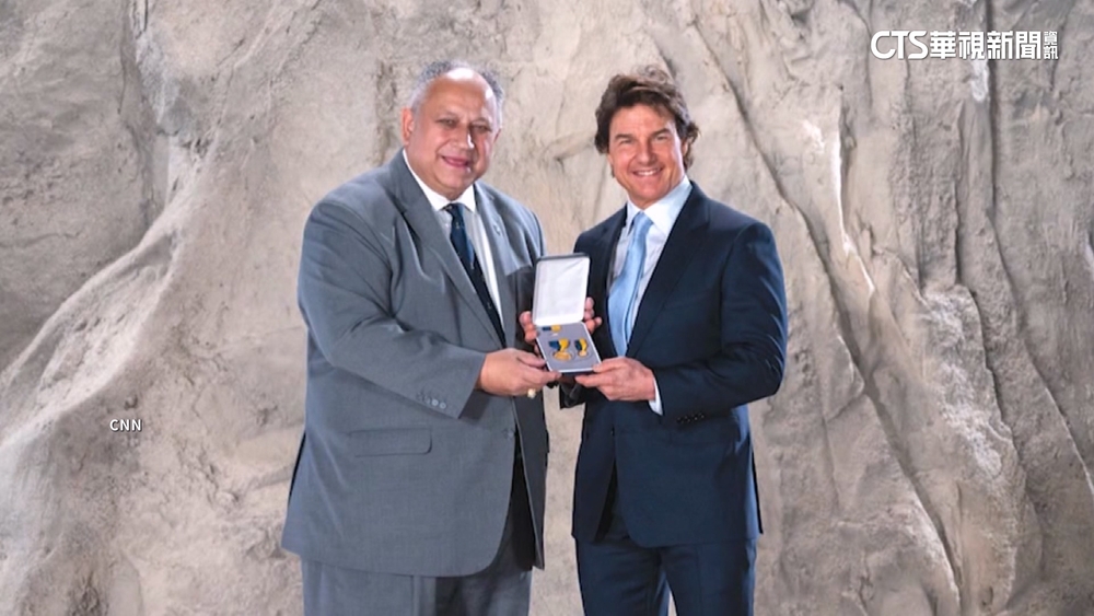 「阿湯哥」獲美國海軍授勳！　成真正的「平民英雄」