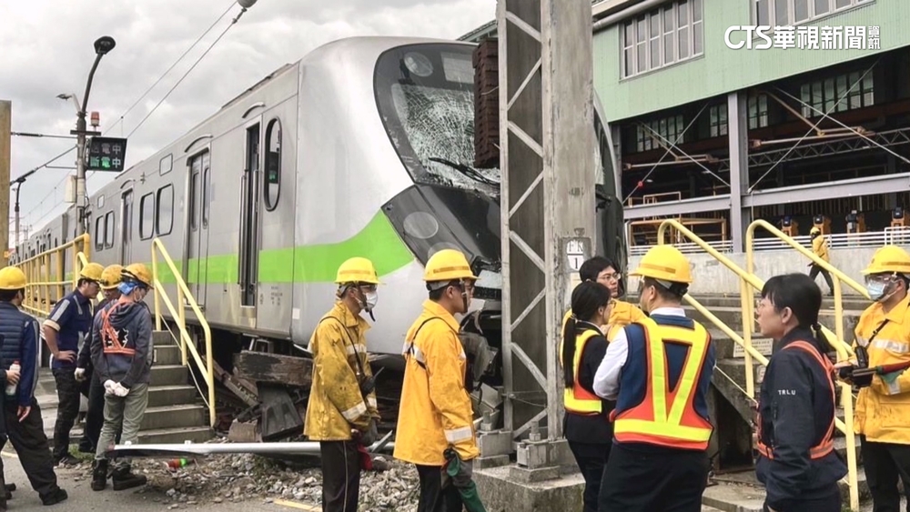 台鐵電聯車未注意停車位置　撞「止衝擋」車頭毀