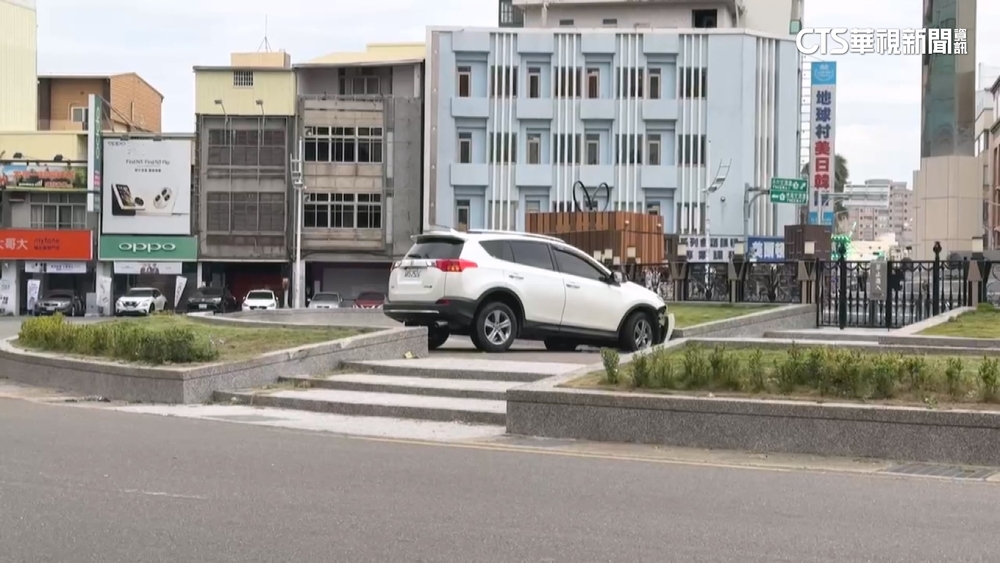 休旅車撞進騎樓又直衝圓環！　無辜機車遭撞飛10米