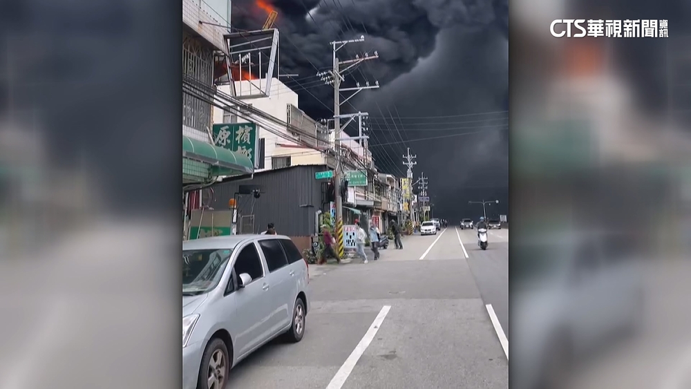 台中連鎖超市倉儲大火！「蕈狀」黑煙直竄　彰.雲也遭波及