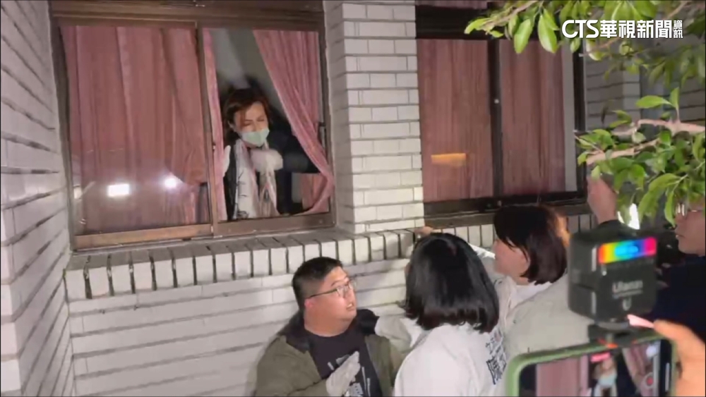 綠委「破窗」突破藍委防線！　佔領立院議場主席台