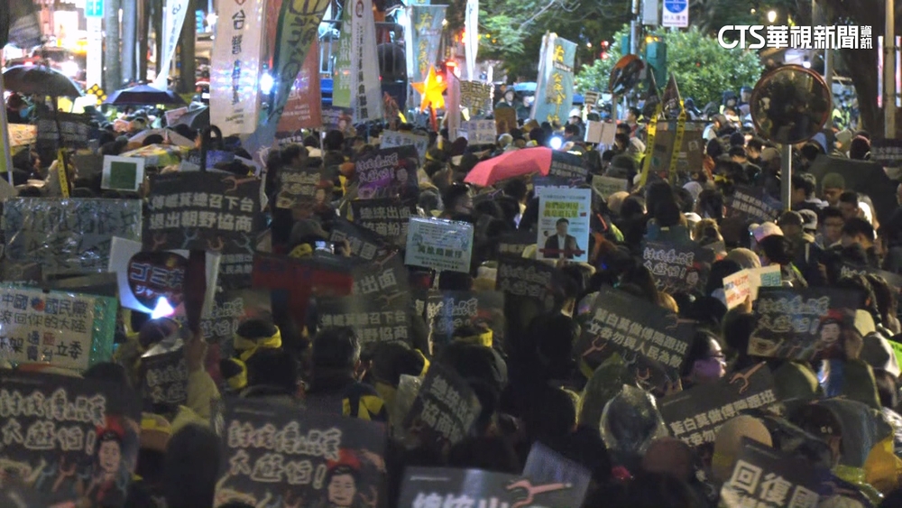 繞行立法院持手燈學追星人　青鳥：南韓公民運動啟發