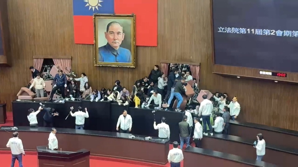 藍委突破重圍搶進議場 藍綠雙方爆衝突爭搶主席台