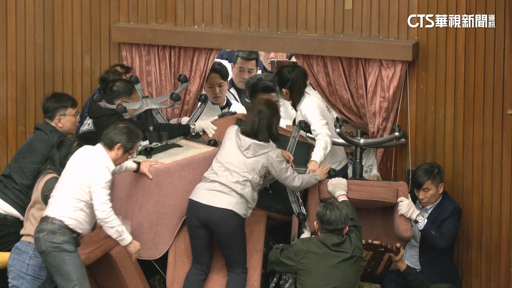 為排審「選罷法」等案搶主席台　藍綠委立院爆衝突