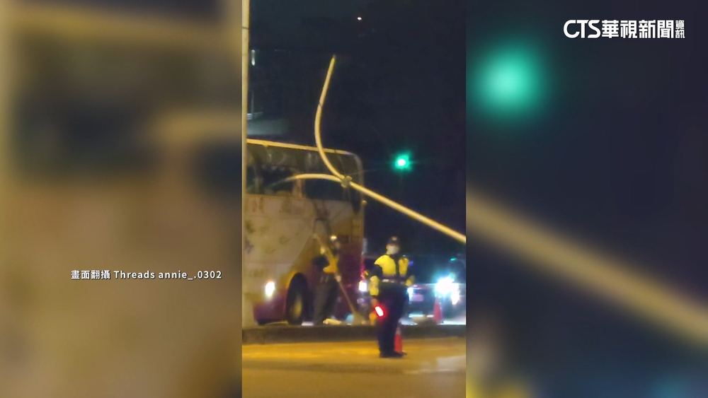 台中某高中校車自撞分隔島　燈桿插破車窗2人傷