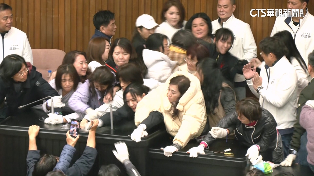 立院全武行！　韓國瑜現身主席台　遭邱議瑩潑水抗議