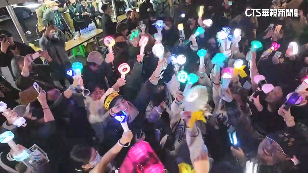 反藍營推三法案　青鳥聚立院外抗議　主辦：破2萬人