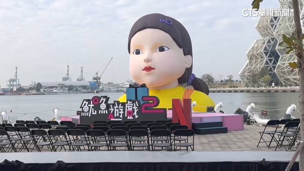 魷魚遊戲降臨港都　萬名「粉紅守衛」上街搶睹英熙娃娃