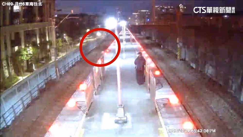 台鐵浮洲站男墜軌險遭輾　從車底鑽出攀牆離開