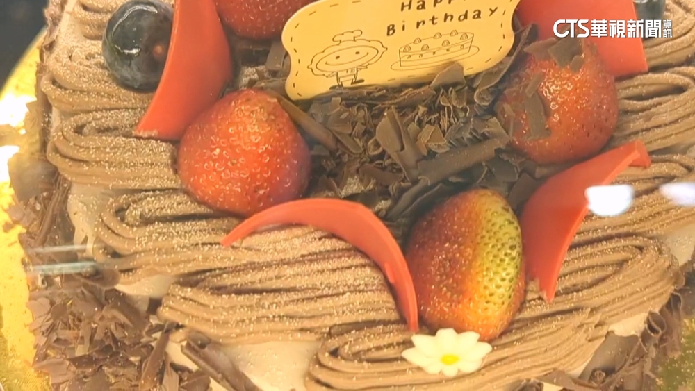 高雄連鎖麵包店生日蛋糕「草莓」發霉險下肚　業者歉
