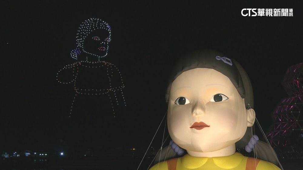 魷魚遊戲無人機展演！　英熙娃娃.粉紅守衛點亮夜空