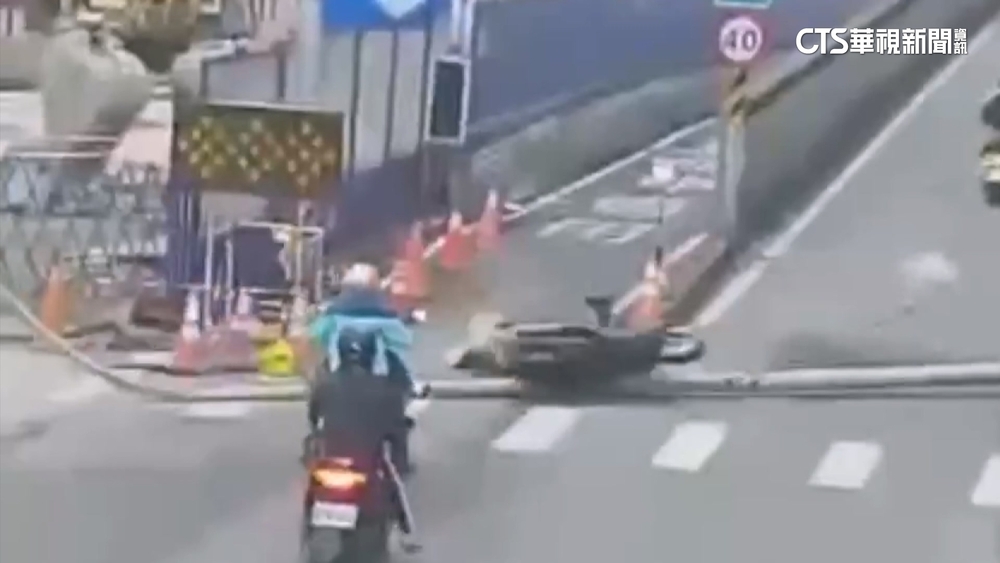 施工釀禍？　路燈倒塌砸中機車　害7旬婦重摔倒地