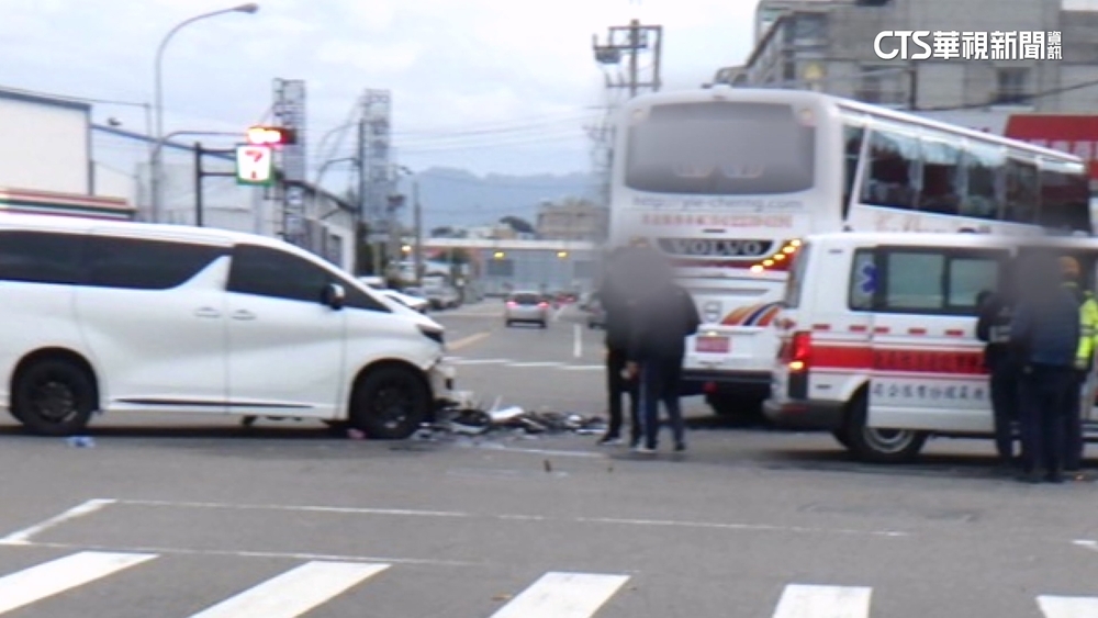 一次3違規！男「無照.酒駕.闖紅燈」　飆速撞擊遊覽車！